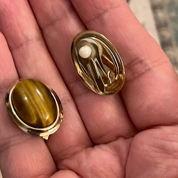 Genuine tigers eye gold tone metal clip on earrings - Picture 2 of 5